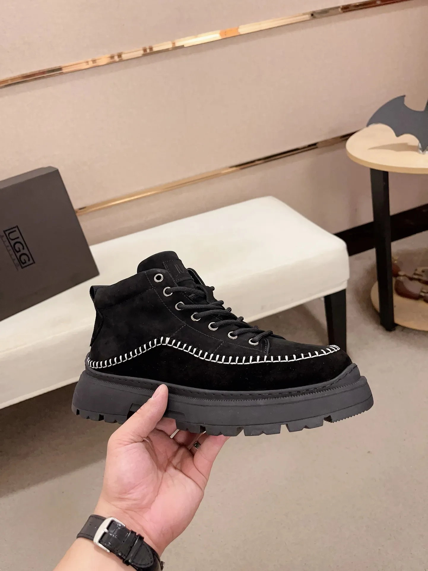 Factory price: 760💰North American men's shoes Ugg ☃️In the special sale of new high-quality men's shoes snow boots in autumn and winter, the nemesis of extreme cold weather! Made of cowhide leather, merino wool lining, and original outsole, whether driving, outdoor or daily wear, there is always one that suits you! Code number 39-44